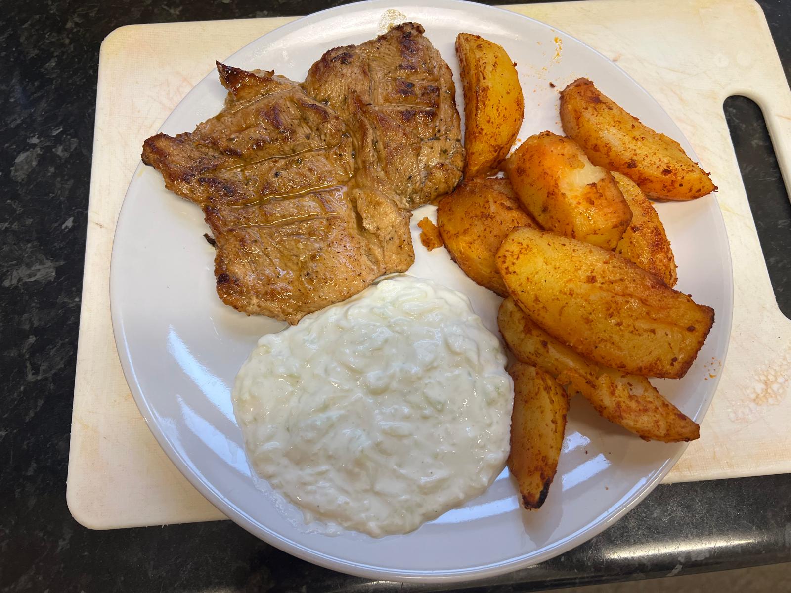 Carne de porc la grătar cu cartofi copți