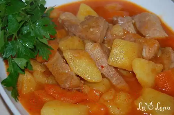 Tocană de cartofi cu carne de porc