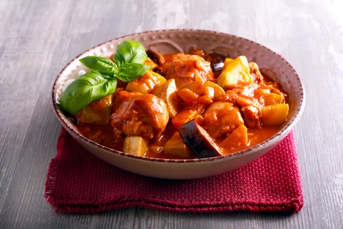 Tocană de legume cu carne de pui